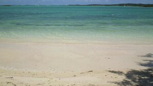 Una playa con agua turquesa cristalina y una orilla arenosa.