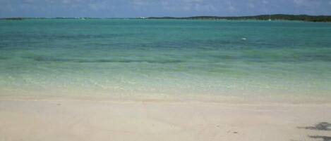 Platja privada, gandules de platja i para-sols per a la platja