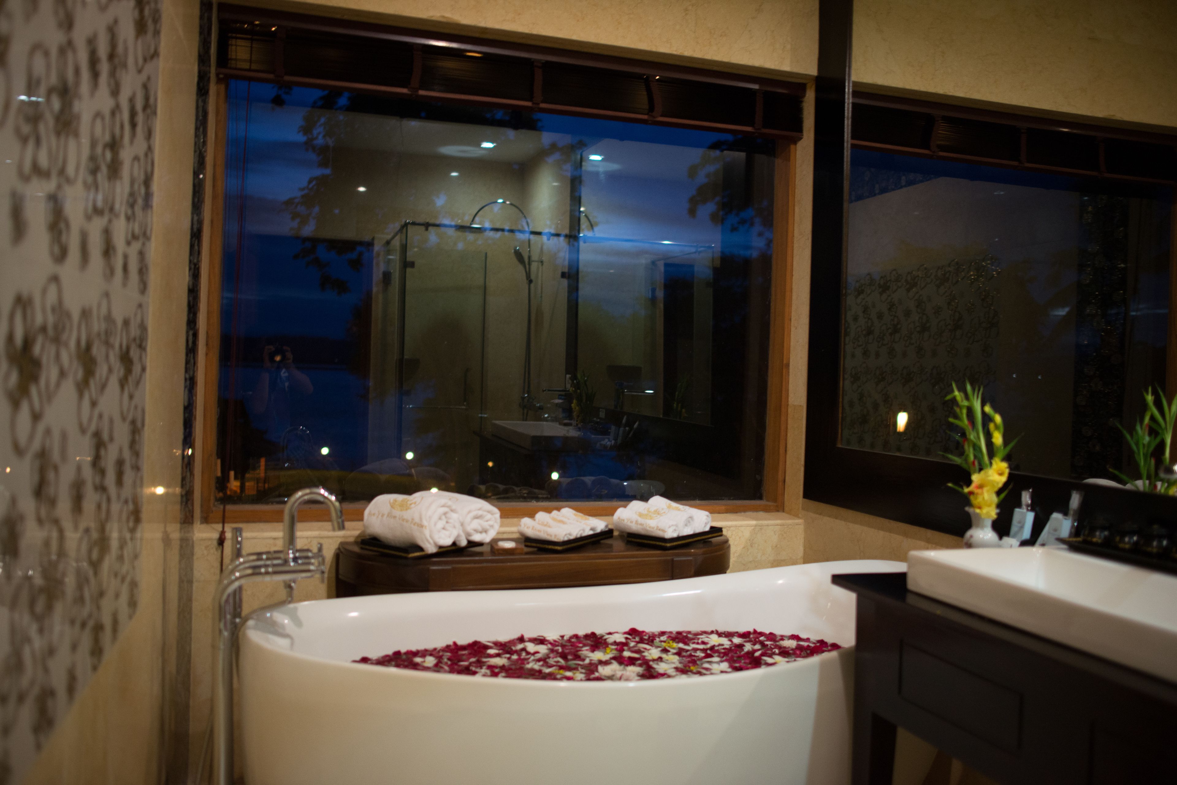 deep-soaking bathtub