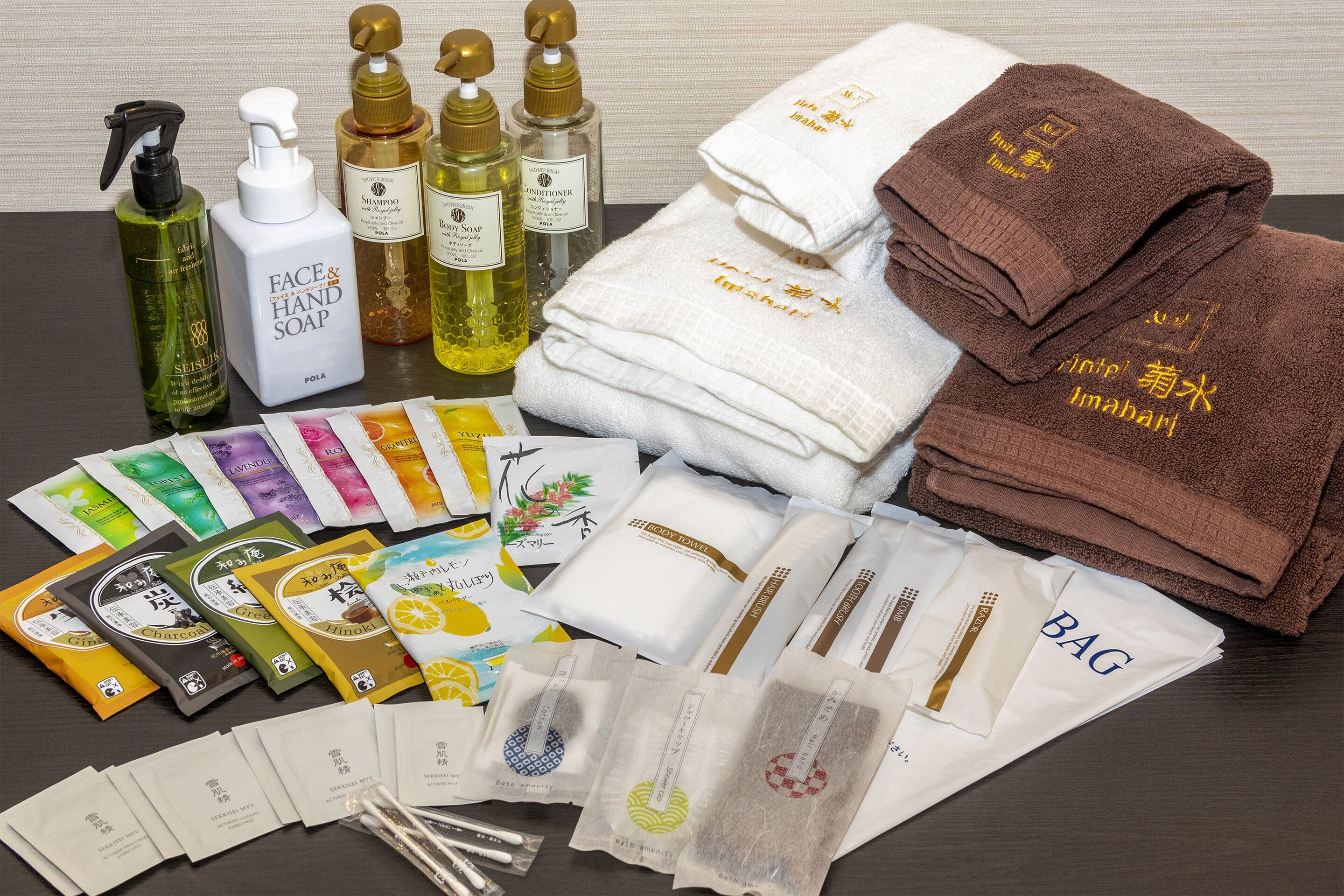 combined shower/bathtub, deep-soaking bathtub, free toiletries