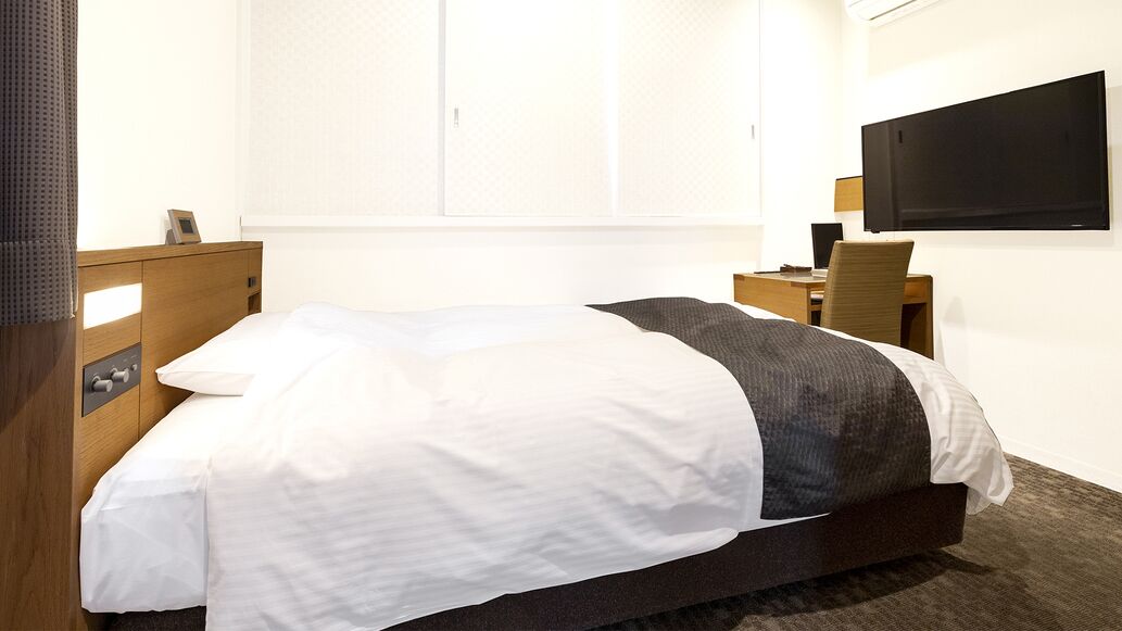 Premium bedding, down duvets, pillow-top beds, desk