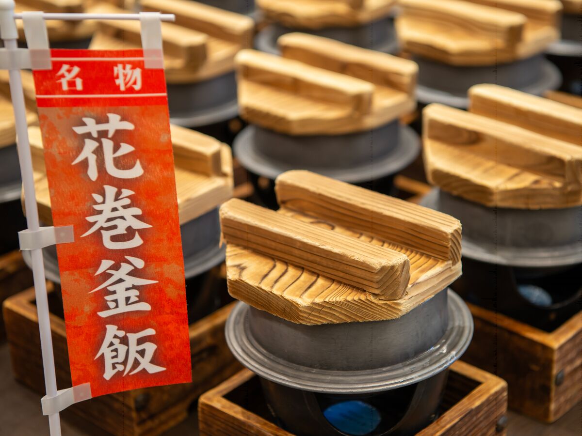 Una exposición de objetos de madera, posiblemente muebles, en un establecimiento comercial.