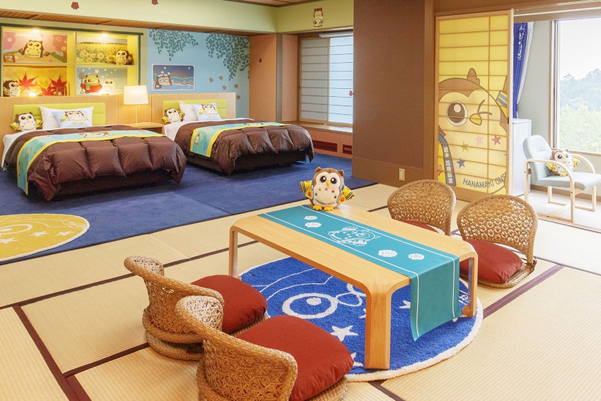 Una sala de juegos infantil con suelo de tatami, una mesita pequeña y mobiliario de mimbre.