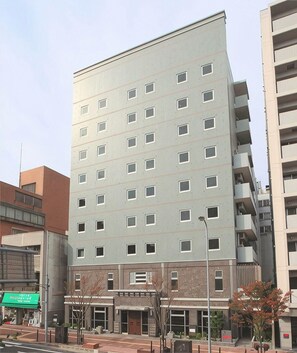 A multi-story hotel with a modern design, featuring a flat facade and numerous windows. - Green Hotel Morris (Tottori)