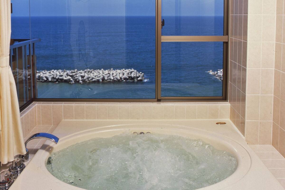 japanese style room for 5 people with sea view jetted tub | jetted bathtub