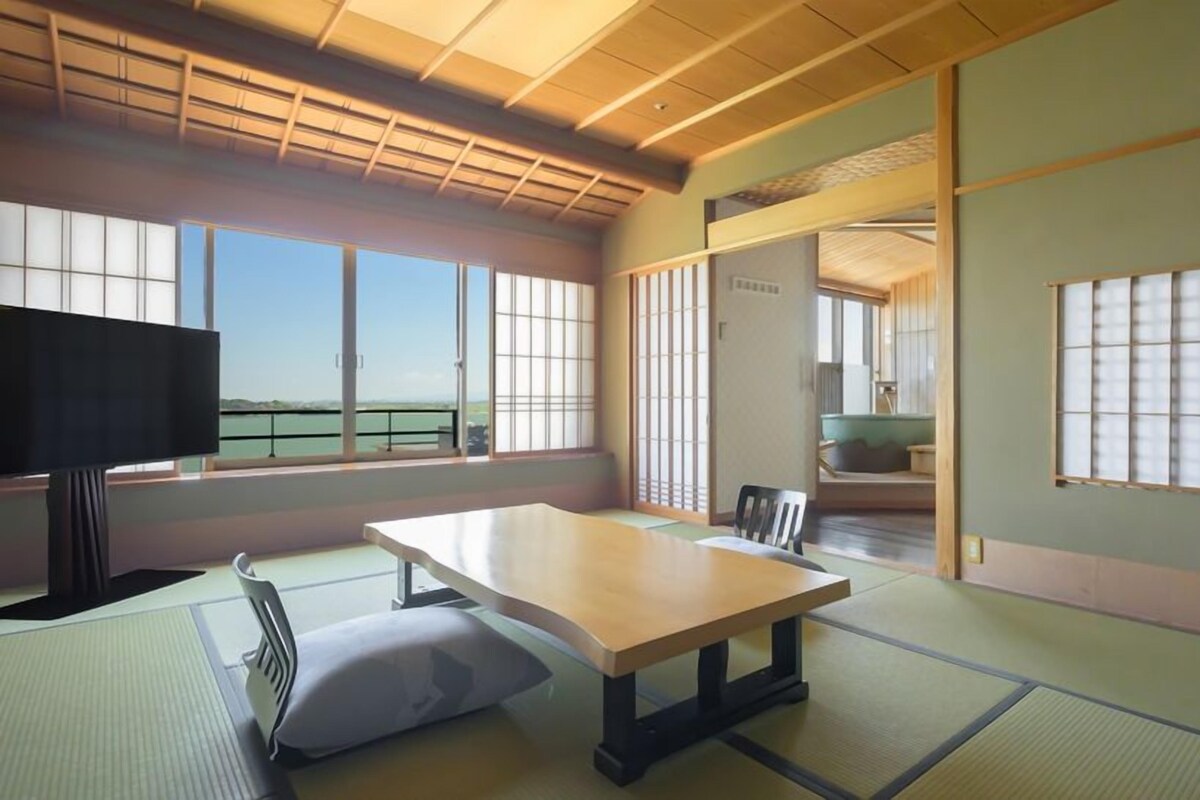 Semi Western-style Room