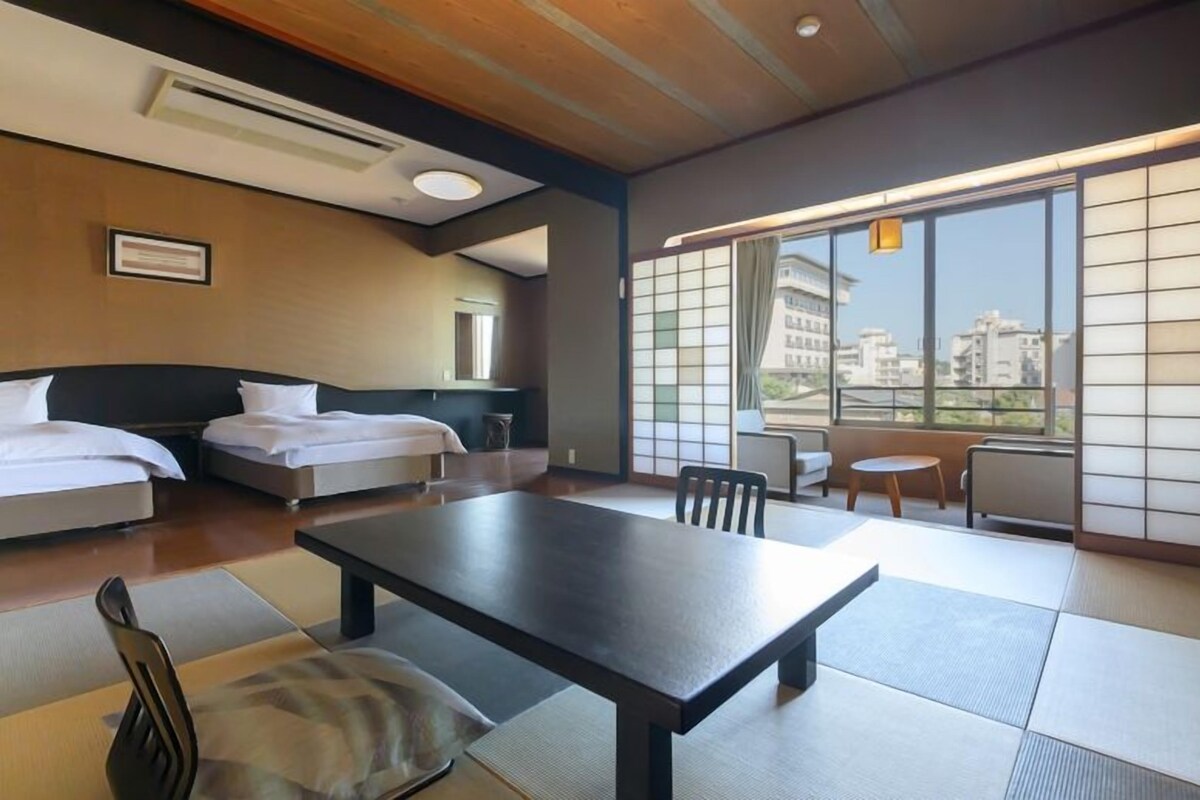 Semi Western-style Room