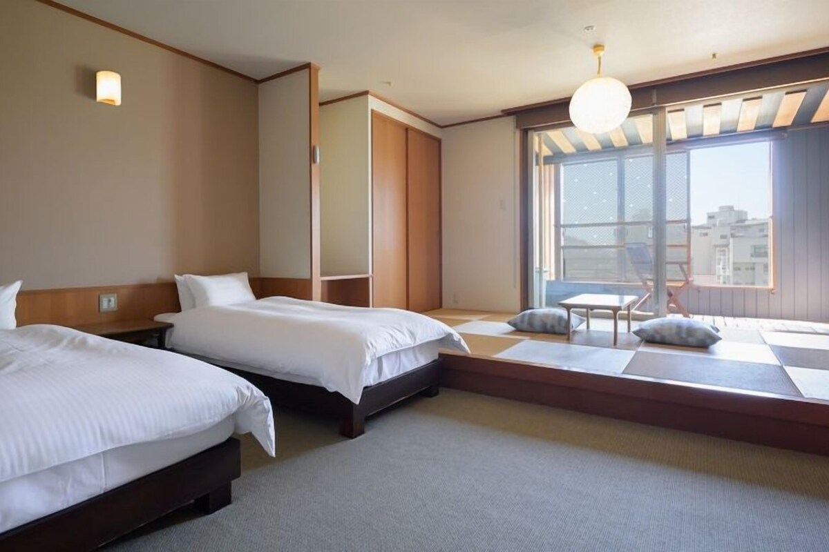 Semi Western-style Room