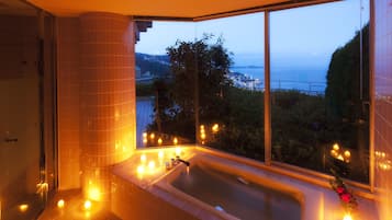 Separate bathtub and shower, hair dryer, slippers, bidet