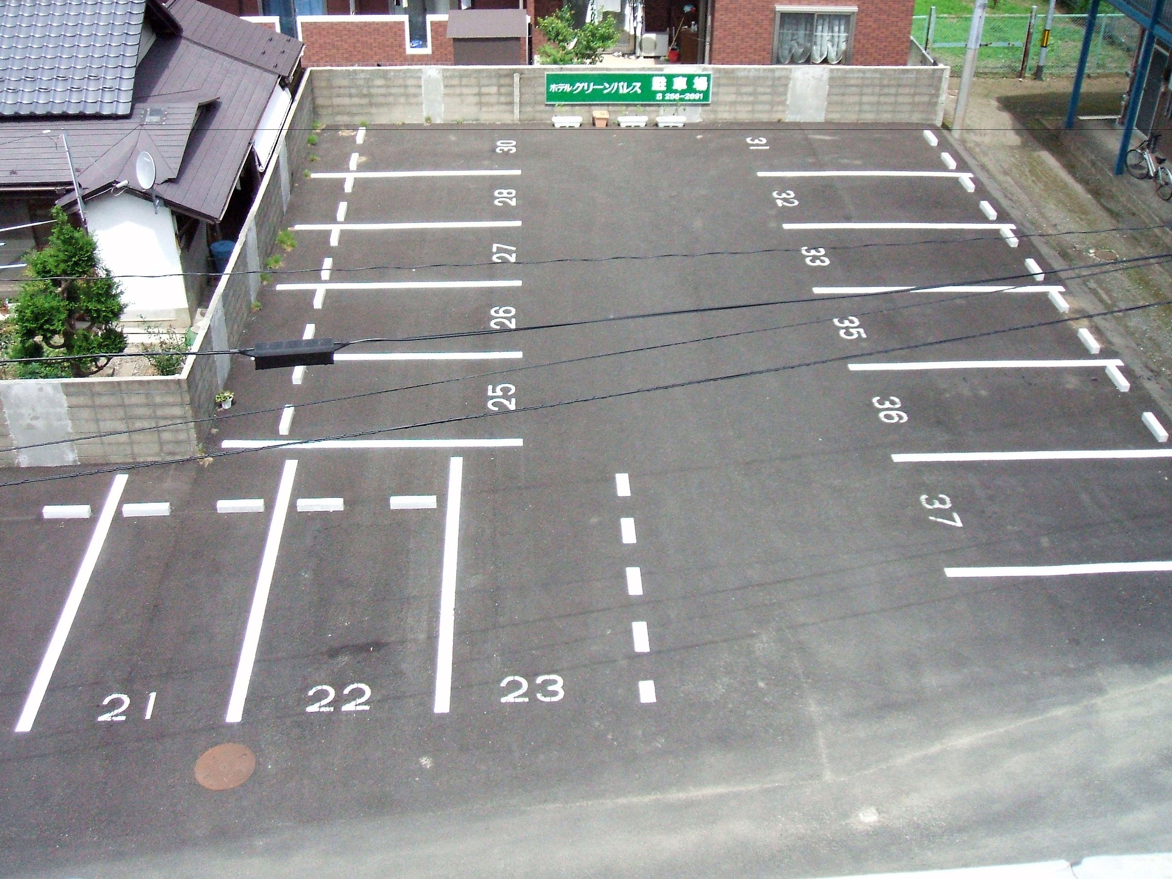 Ein Parkplatz mit deutlich gekennzeichneten Stellplätzen, nummeriert von 21 bis 37.