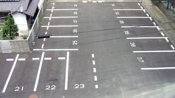 Ein Parkplatz mit deutlich gekennzeichneten Stellplätzen, nummeriert von 21 bis 37.