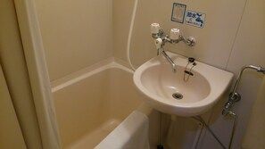 Ducha y bañera combinadas, secador de pelo y zapatillas