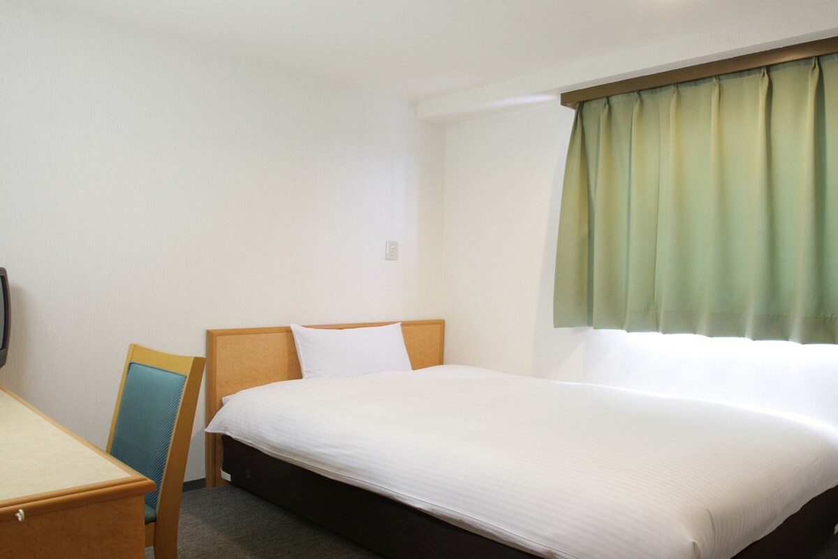 Desk, blackout drapes, WiFi (free), bed sheets