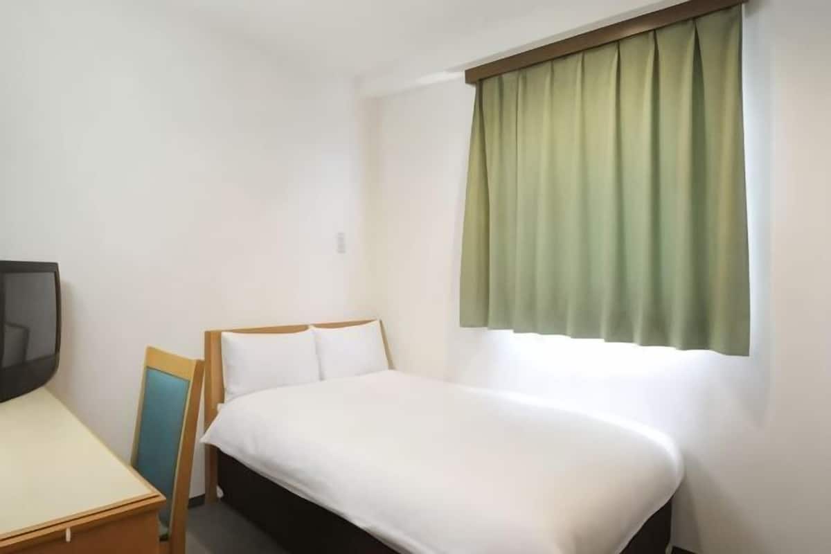 Desk, blackout curtains, free WiFi, bed sheets