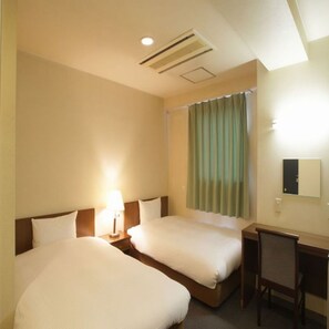 مكتب وستائر تعتيم وواي فاي مجانًا وملاءات أسرّة