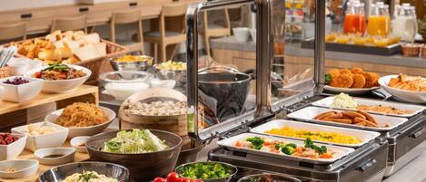 Serveert ontbijt en diner, internationale gerechten