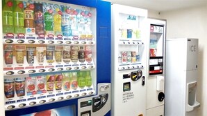 A vending machine with various drinks and snacks, a separate ice dispenser, and a small refrigerator. - Matsue Plaza Hotel Honkan (Matsue)