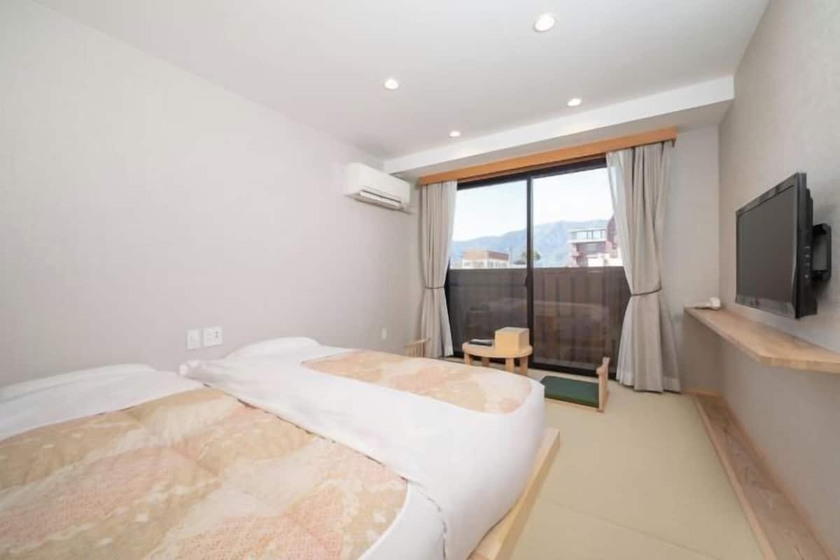 Blackout drapes, free WiFi, bed sheets