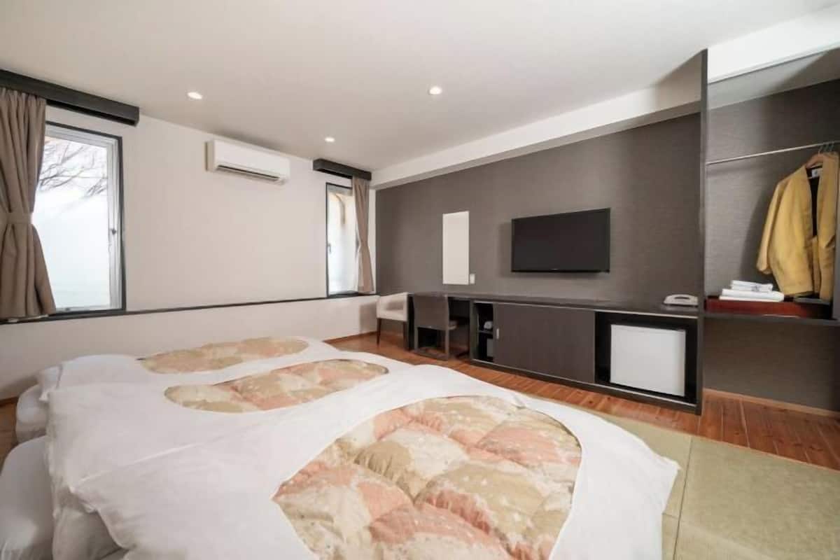 Blackout drapes, free WiFi, bed sheets