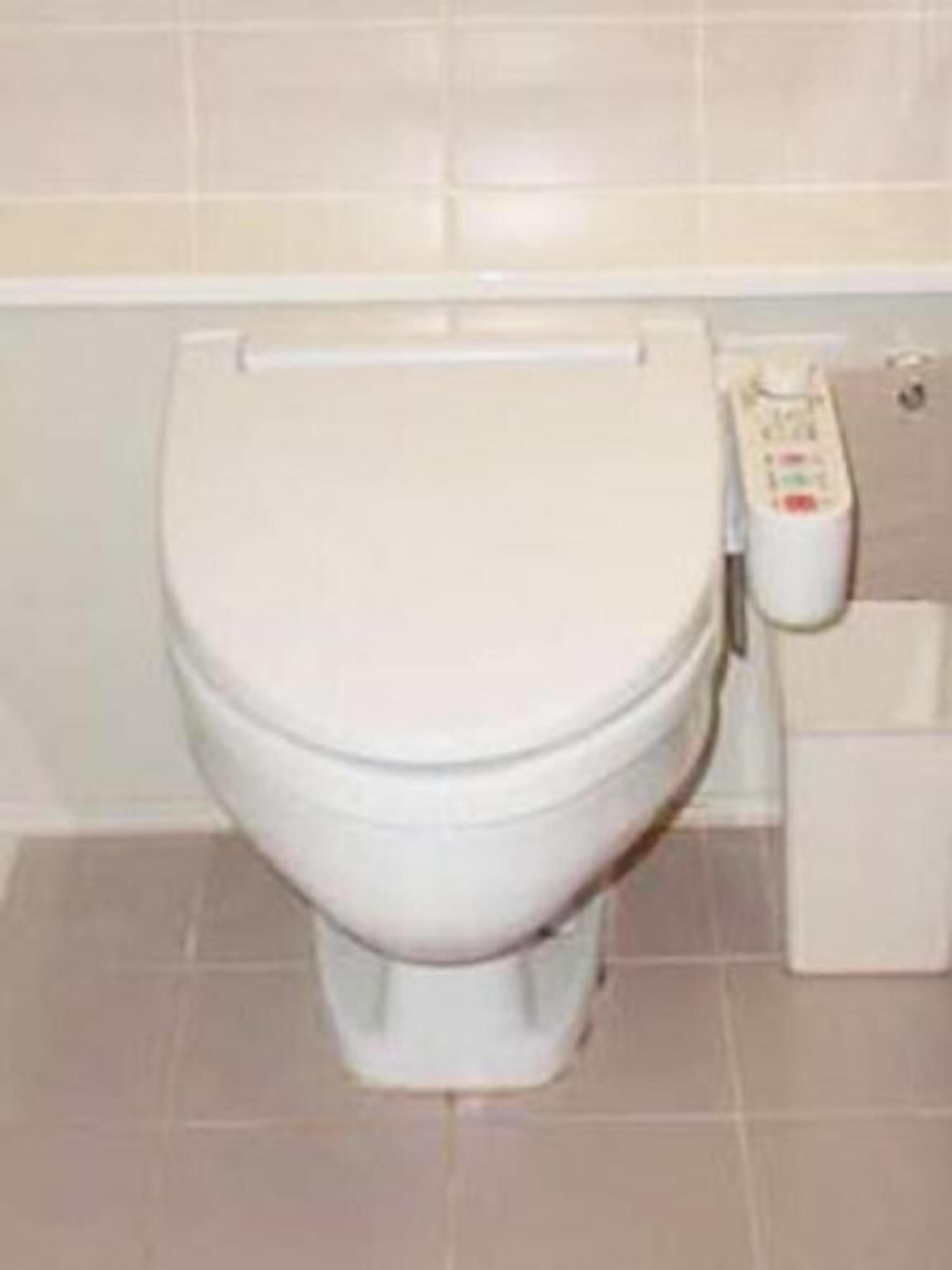 Bathroom | Combined shower/bathtub, deep-soaking bathtub, rainfall showerhead