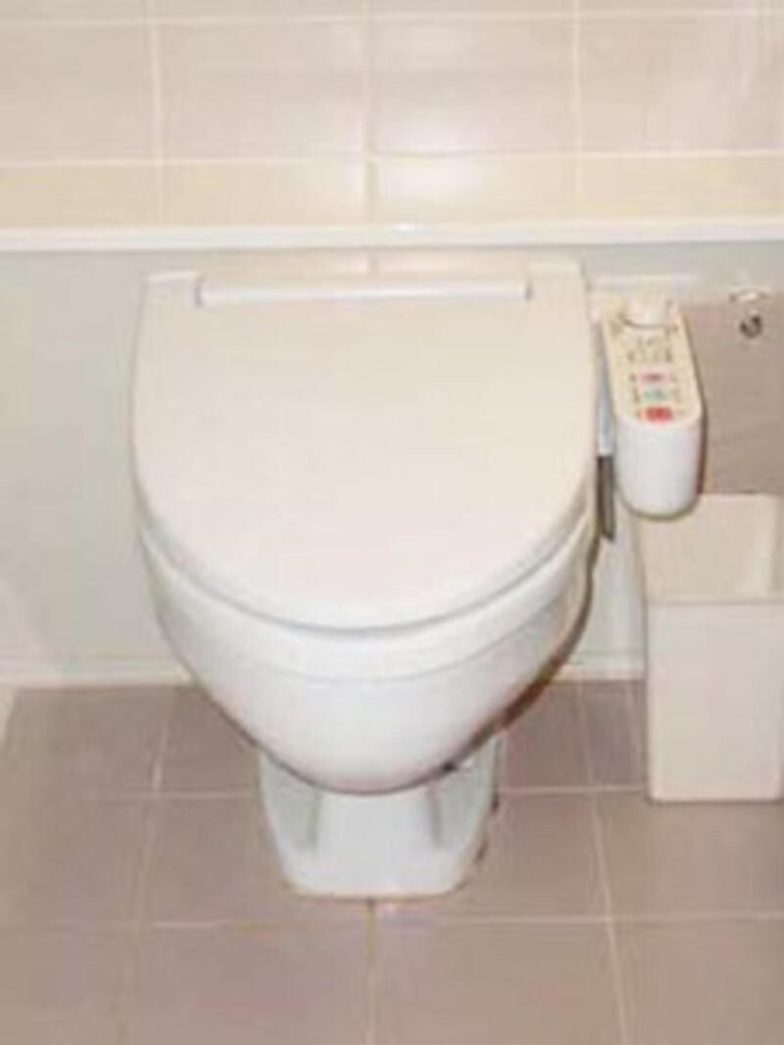 Bathroom | Combined shower/bathtub, deep-soaking bathtub, rainfall showerhead