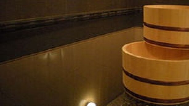 A sauna with a wooden bench and a tiled wall. - Niigata Park Hotel (Niigata)