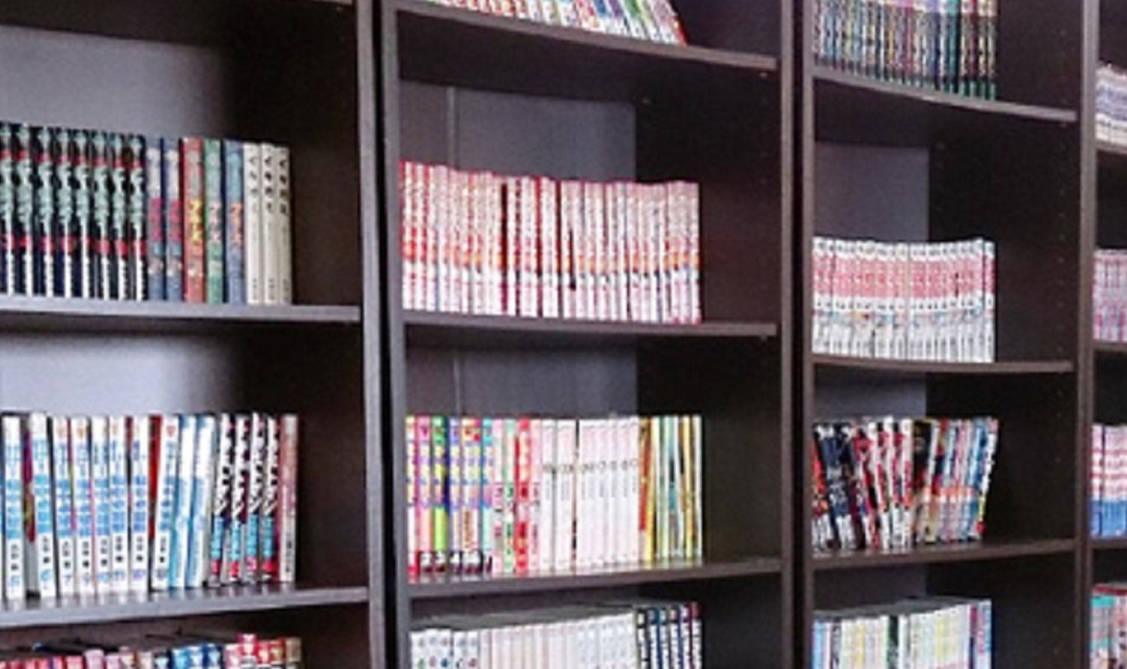 Una biblioteca con numerosas estanterías llenas de libros.