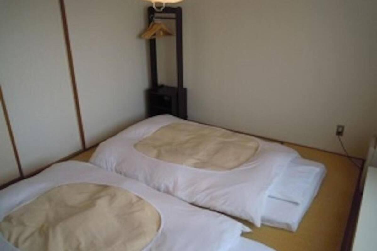 Sengetøy av topp kvalitet, skrivebord og blendingsgardiner