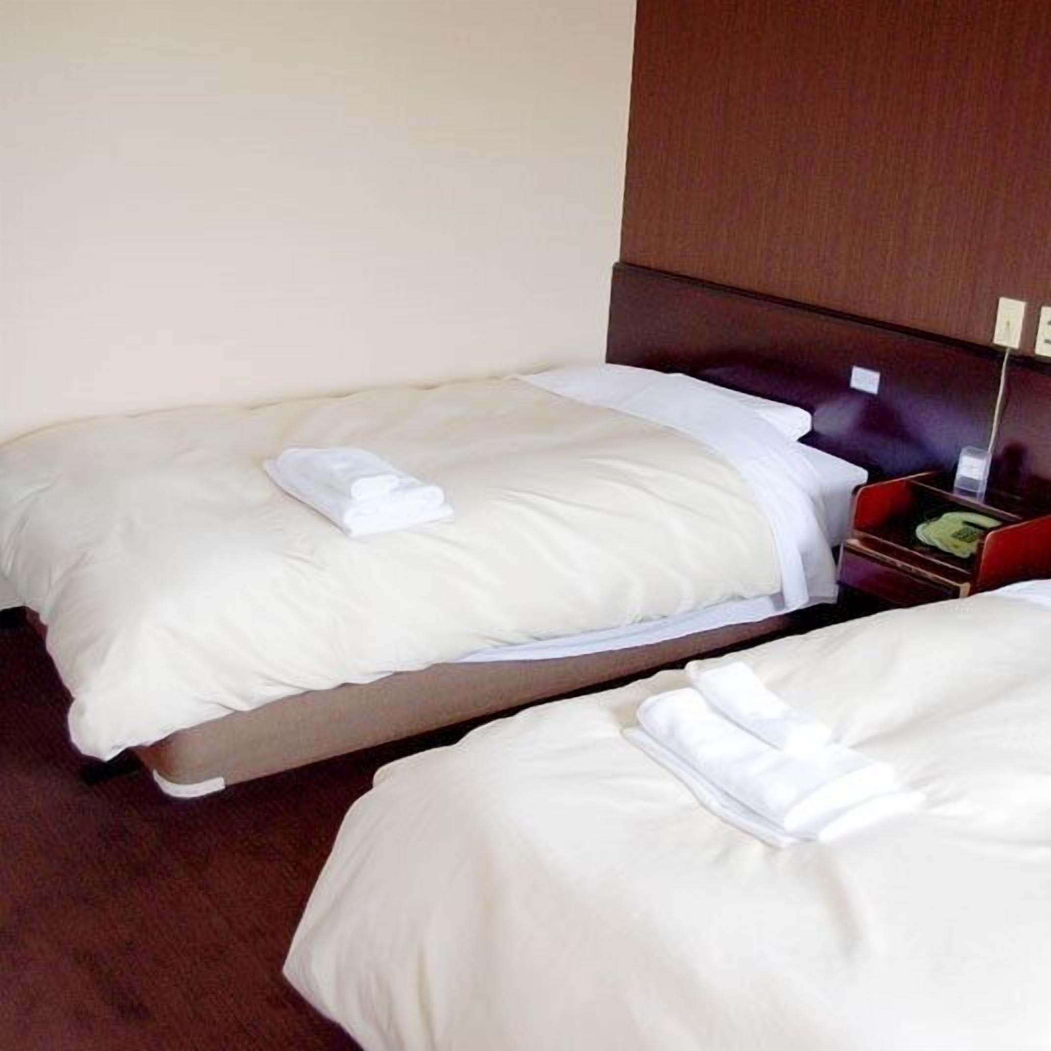 Roupas de cama premium, escrivaninha, cortinas blackout