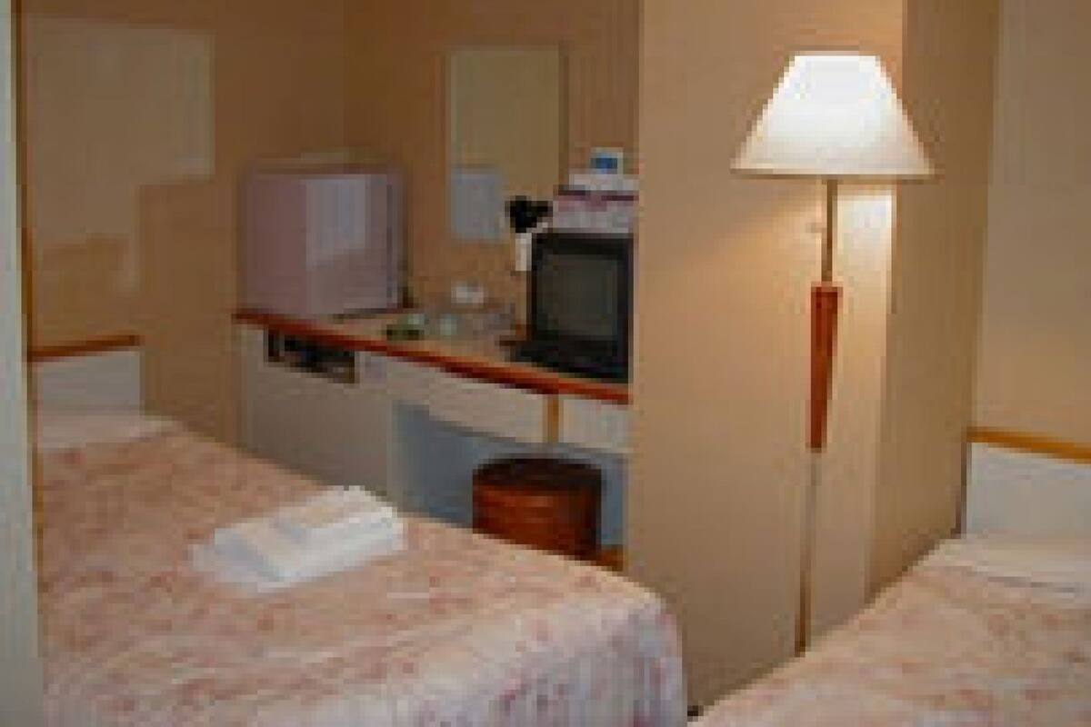 Sengetøy av topp kvalitet, skrivebord og blendingsgardiner