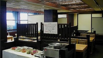 Petit déjeuner buffet (900 JPY par personne)