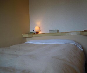 Roupas de cama premium, escrivaninha, cortinas blackout
