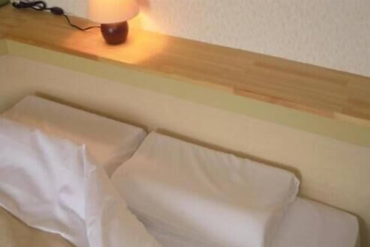 Sengetøy av topp kvalitet, skrivebord og blendingsgardiner