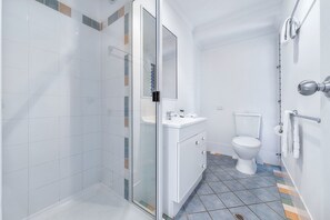 Apartment, 2 Bedrooms | Bathroom | Towels, shampoo - Panorama 12 (Whitsundays)