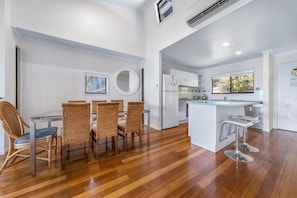 Apartment, 2 Bedrooms | Private kitchen