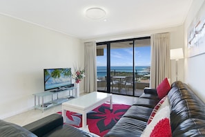 3 Bedroom High Floor Partial Ocean View | Wohnbereich