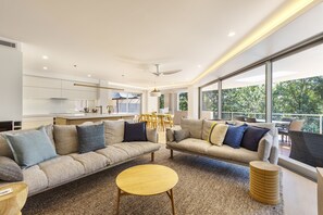 Apartamento, 3 quartos | Área de estar | TV de tela plana, DVD player, filmes pagos