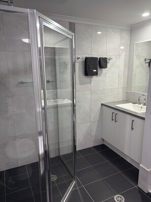 Shower, rainfall showerhead, hair dryer, towels - Merimbula Lake Apartments (Merimbula)
