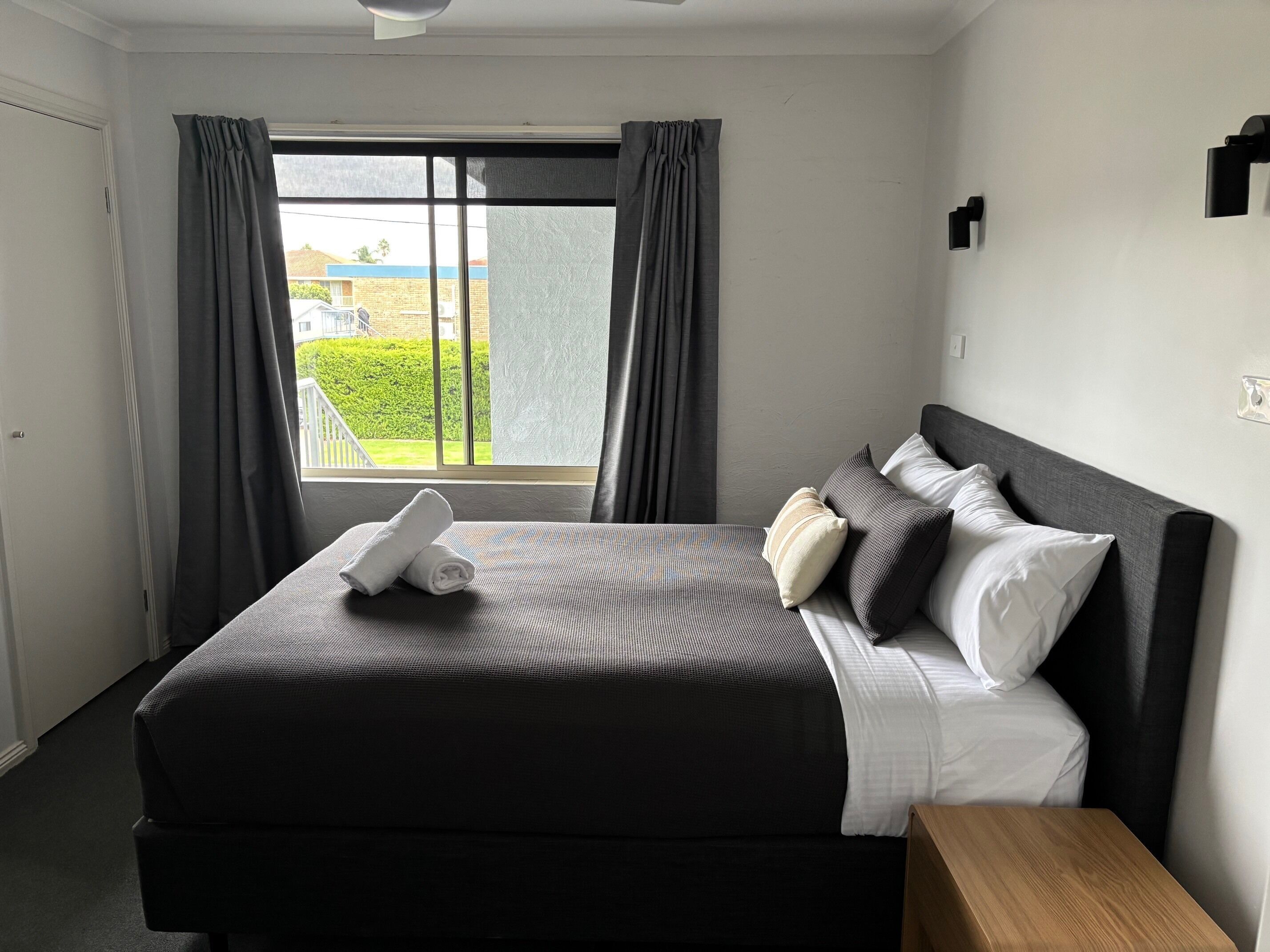 Deluxe appartement, 2 slaapkamers, uitzicht op meer (Upstairs) | Verduisterende gordijnen, geluiddichte muren