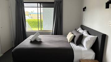 Deluxe appartement, 2 slaapkamers, uitzicht op meer (Upstairs) | Verduisterende gordijnen, geluiddichte muren
