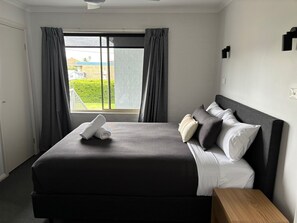 Appartement Deluxe, 2 chambres, vue sur le lac (Upstairs) | Rideaux d’obscurcissement, système d’insonorisation