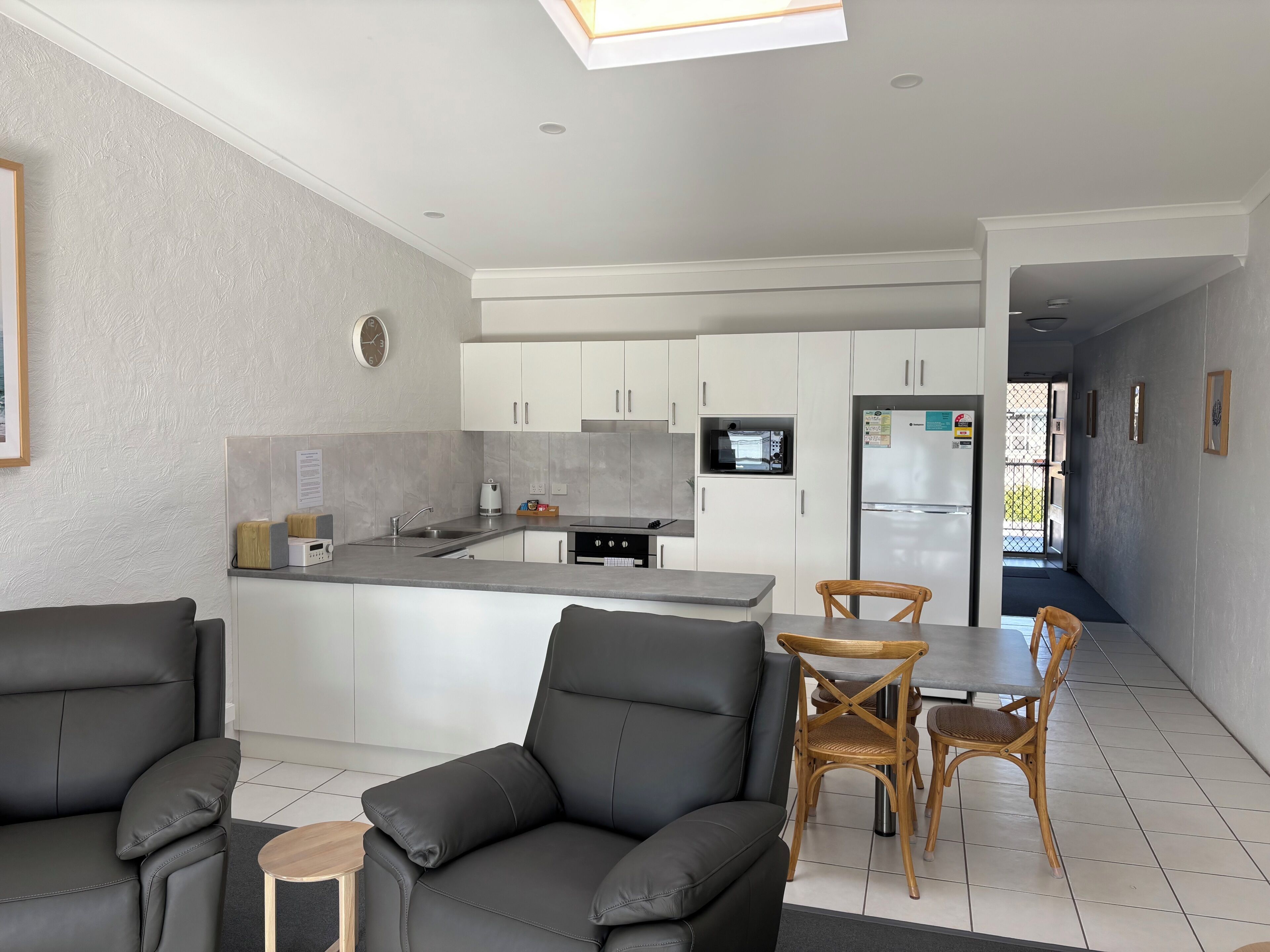 Deluxe appartement, 1 slaapkamer, uitzicht op meer (Upstairs) | Privékeuken | Een koelkast met diepvriezer, een microgolfoven, een oven, een kookplaat