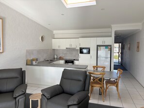 Appartement Deluxe, 1 chambre, vue sur le lac (Upstairs) | Cuisine privée | Réfrigérateur grande capacité avec congélateur, four à micro-ondes