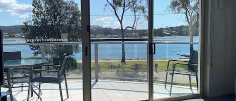 Appartement Deluxe, 2 chambres, vue sur le lac (Upstairs) | Terrasse/patio