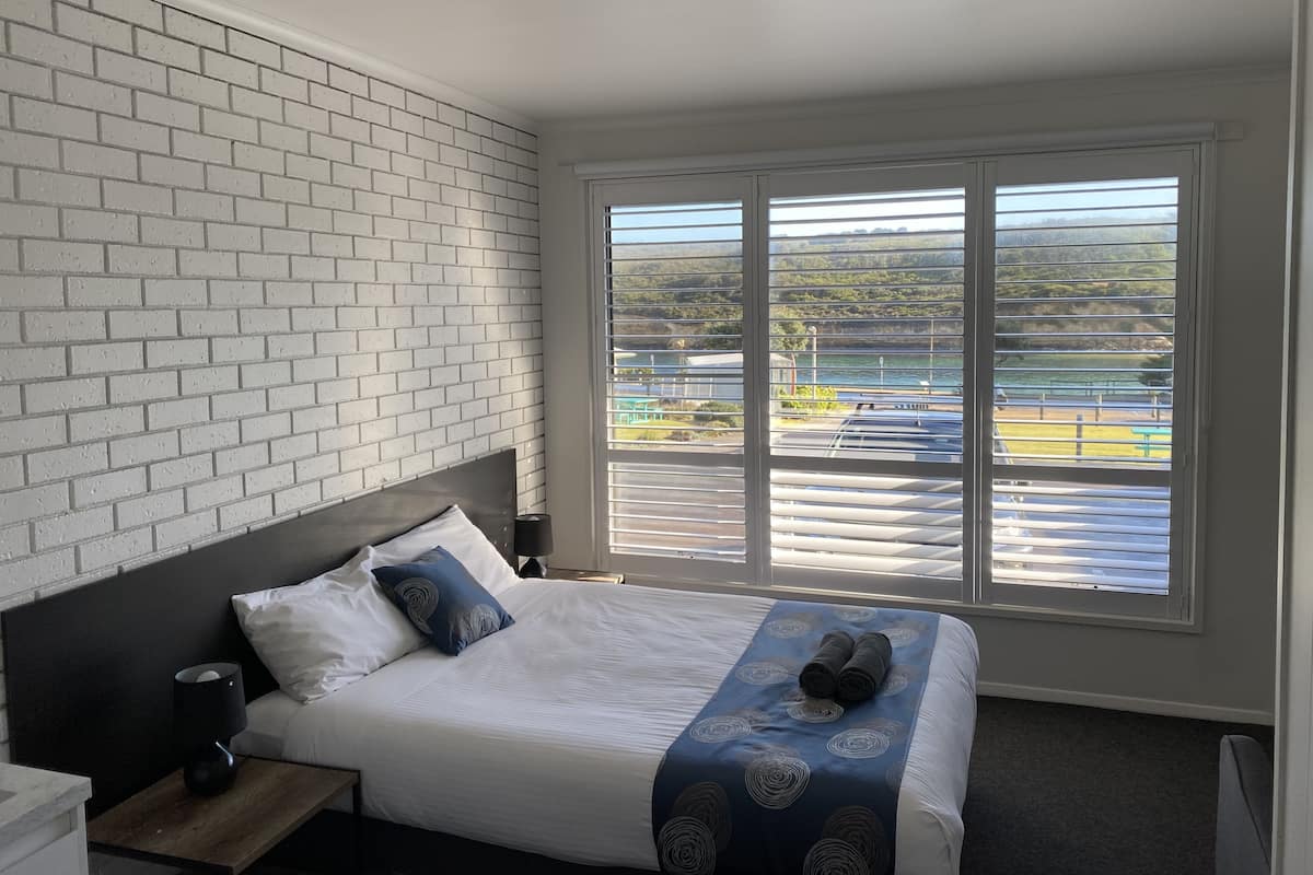 Habitación con 2 camas individuales, vistas al mar | Tabla de planchar con plancha, wifi gratis, ropa de cama