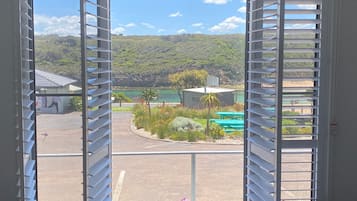 Habitación con 2 camas individuales, vistas al mar | Vistas desde la habitación