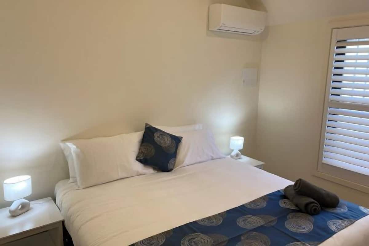 Tabla de planchar con plancha, wifi gratis, ropa de cama