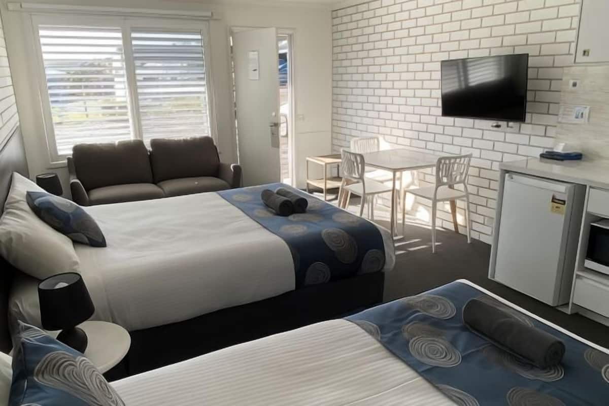 Tabla de planchar con plancha, wifi gratis, ropa de cama