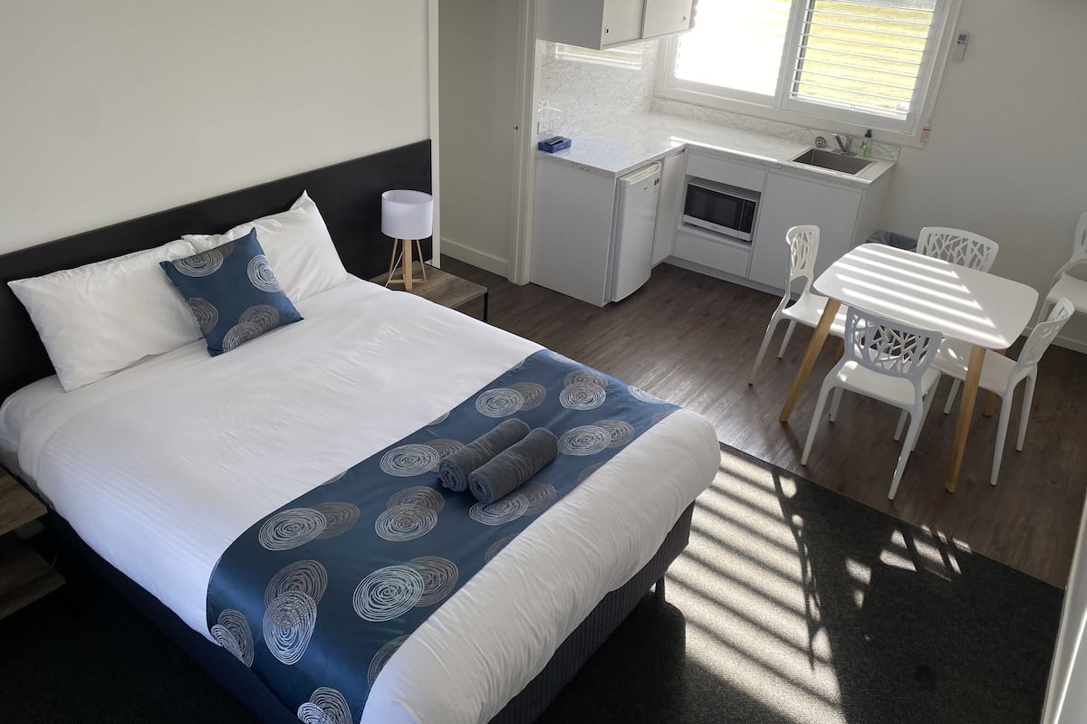 Habitación familiar | Tabla de planchar con plancha, wifi gratis, ropa de cama