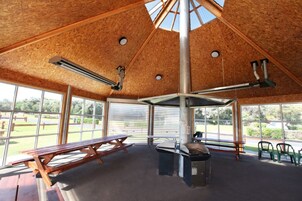 Área de parrillas y picnic